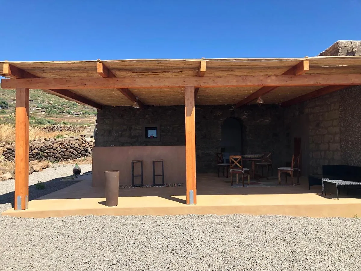 Villa Dammuso Rekhale con vista mare Scauri  Italia